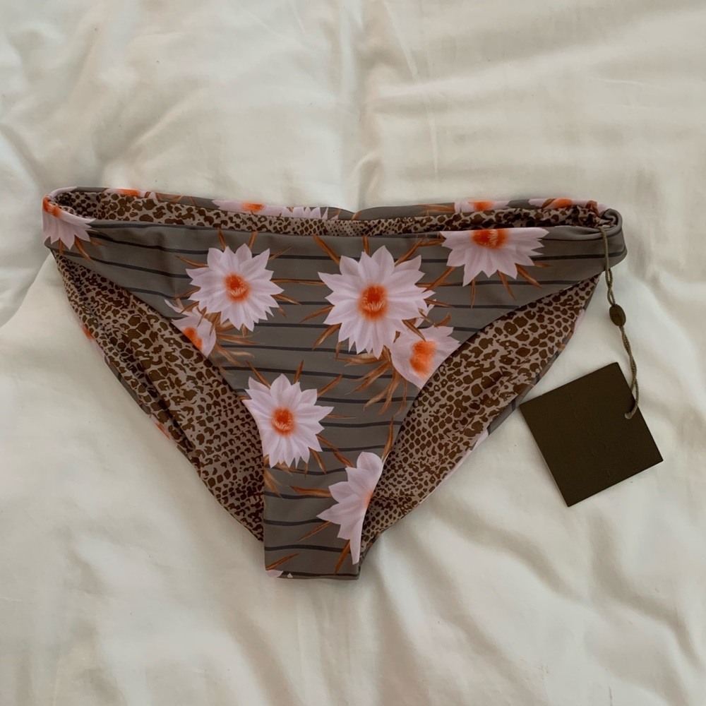 Acacia dragon stripe bottom. NWT size large